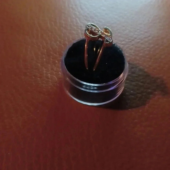 💙🌹Gold-plated letter "L" ring. yellow with faux diamonds - Picture 6 of 8